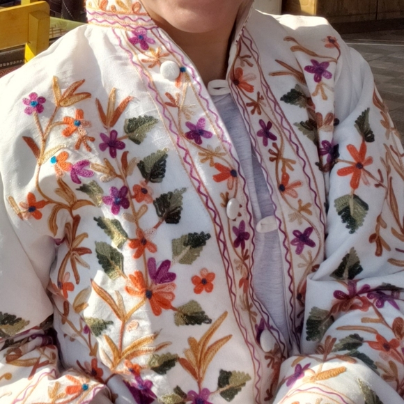 embroided coat - Picture 4 of 8